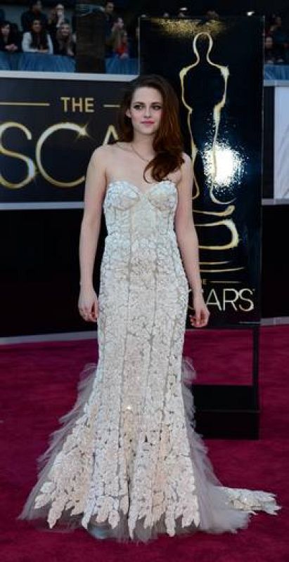 Kristen Stewart ha elegido un modelo Reem Acra, con encaje de tul. 