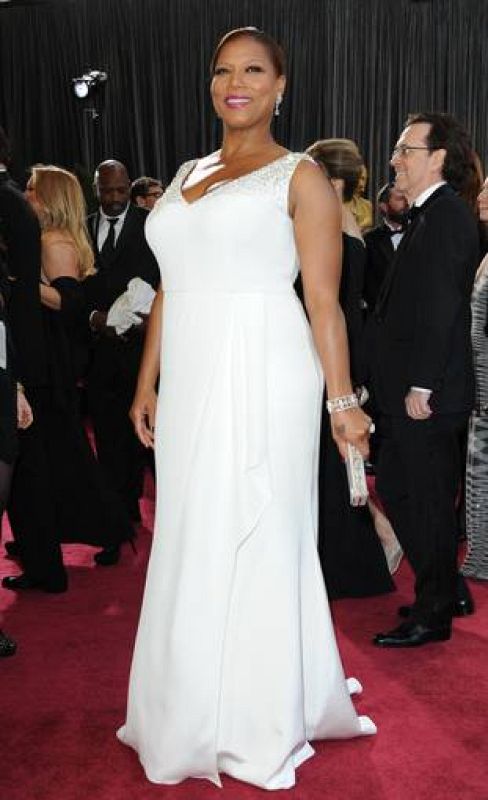  La actriz Queen Latifah, con un vestido largo blanco muy favorecedor.