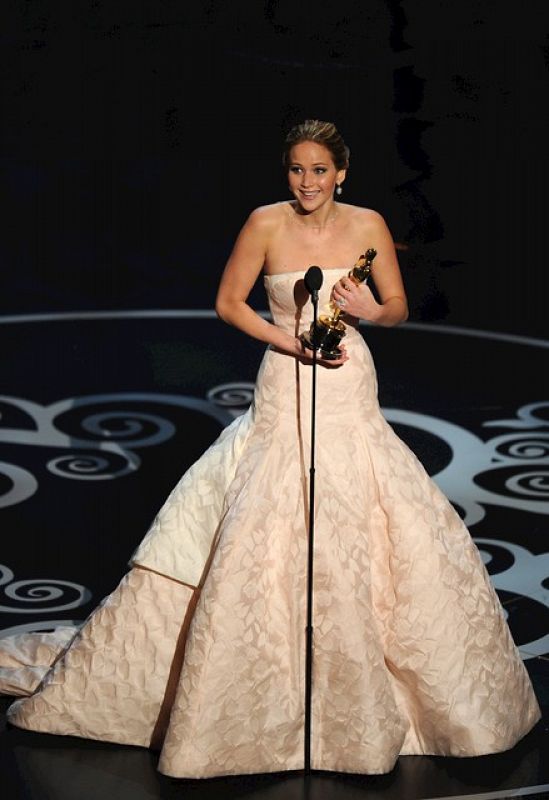 Jennifer Lawrence, vestida de Dior, con el Oscar.