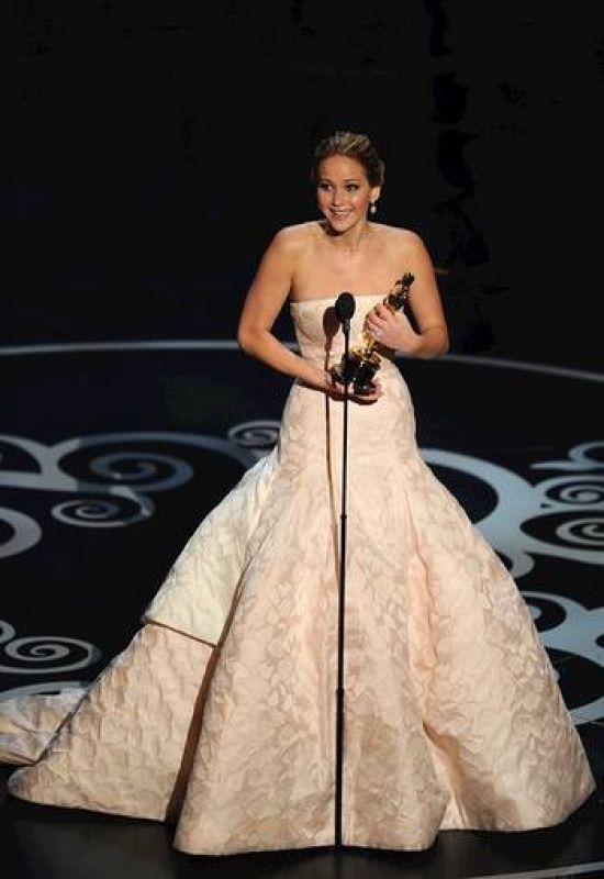  Jennifer Lawrence, vestida de Dior, con el Oscar.  