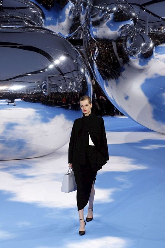 Desfile de Raf Simons para Dior. Semana del prêt-à-porter de París. Colecciones de otoño e invierno 2013/14.