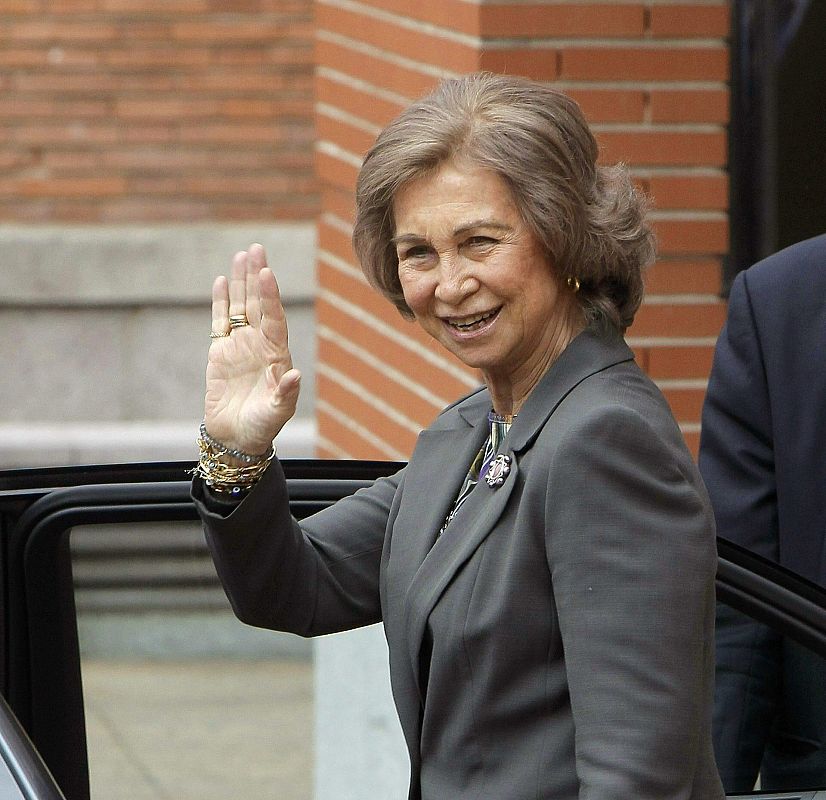 LA REINA, A LA SALIDA DEL HOSPITAL DONDE OPERARON AL REY