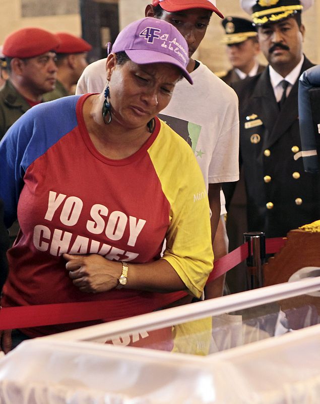 En la capilla ardiente del presidente venezolano, una simpatizante da el último adiós con una camiseta en la que se lee "Yo soy Chávez"