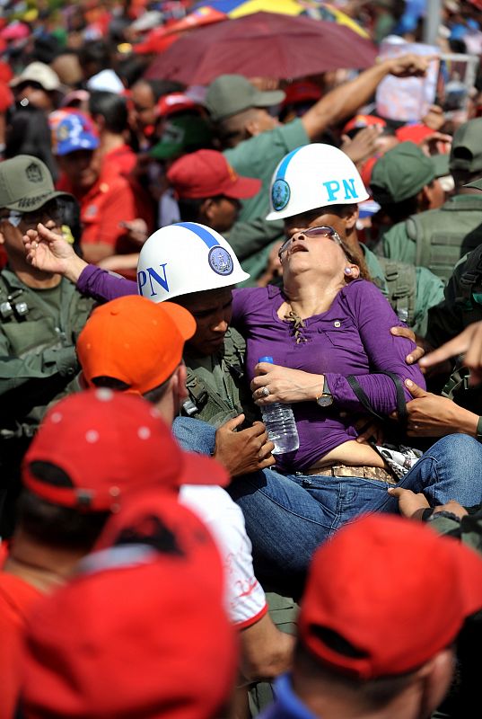 Una simpatizante de Chávez ha perdido el conocimiento por la aglomeración y las altas temperaturas en los alrededores de la Academia Militar de Caracas