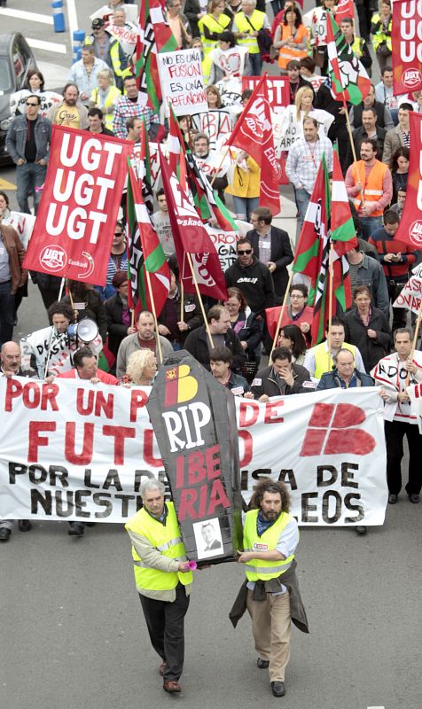 Los trabajadores de Iberia se manifiestan por los exteriores del aeropuerto de Bilbao