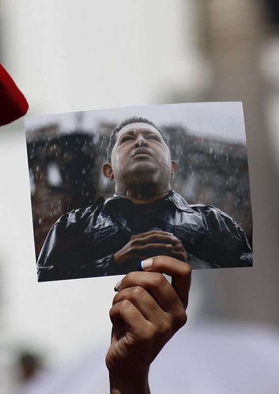 Una chavista alza una fotografía del comandante Hugo Chávez en los alrededores de la Academia Militar de Caracas