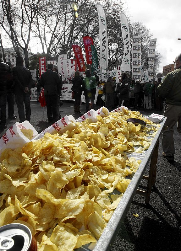 LA CUMBRE SOCIAL CONVOCA A LA CIUDADANÍA A PROTESTAR HOY CONTRA LOS RECORTES