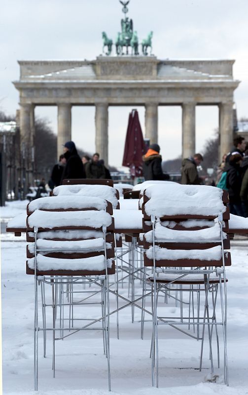 Sillas y mesas cubiertas de nieve en un café de Brandenburgo