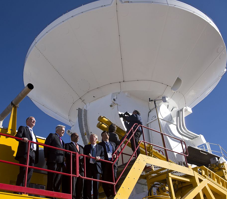 El presidente de Chile, Sebastián Piñera, junto al director general de la ESO, Tim De Zeeuw, en la inauguración de ALMA.