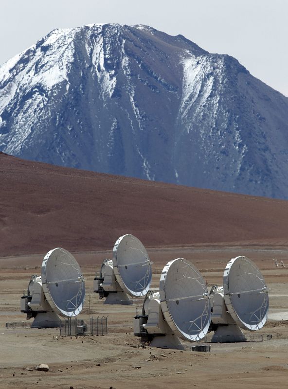 Vista de un grupo de antenas radiotelescópicas instaladas en el altiplano Llano de Chajnantor