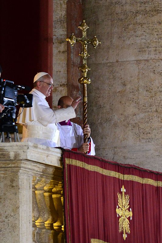 El papa Francisco impone, por primera vez como Sumo Pontífice, la bendición 'urbi et orbi' a los presentes en la plaza de San Pedro del Vaticano