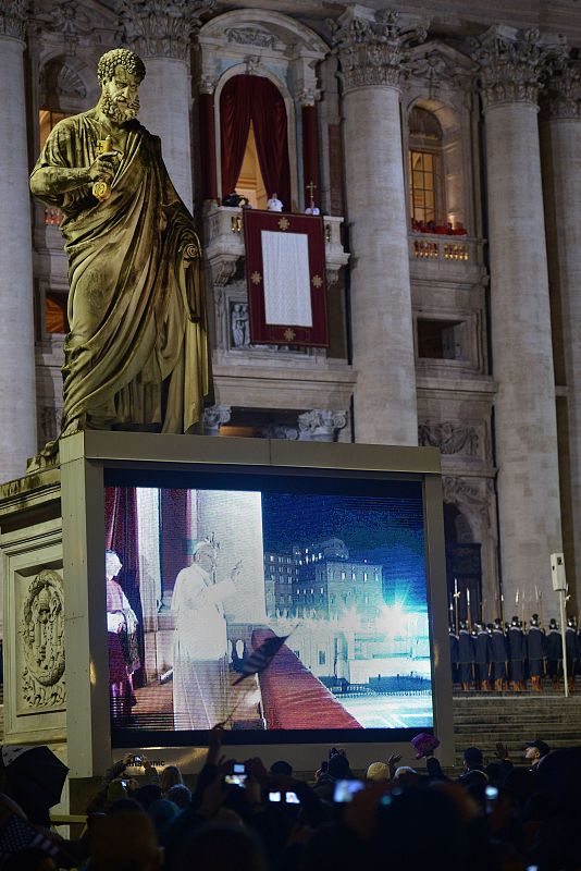 Así se ha visto en la pantalla gigante el saludo de Francisco desde el balcón de la logia en el Vaticano