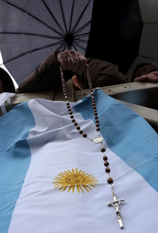 Antes de la presentación del nuevo papa, una bandera argentina con un rosario colgaban de una de las vallas de la plaza