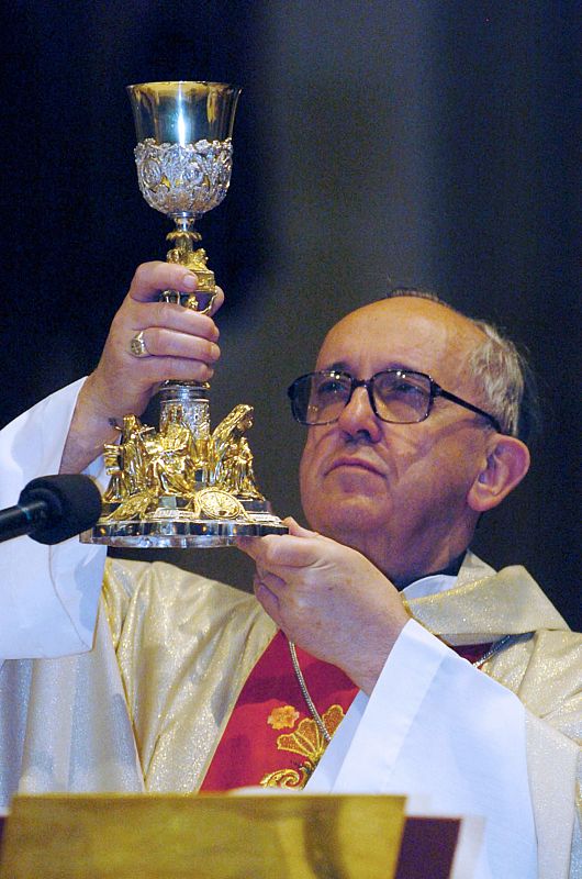 El cardenal Jorge Mario Bergoglio consagra el caliz en una eucaristía antes de ser nombrado papa