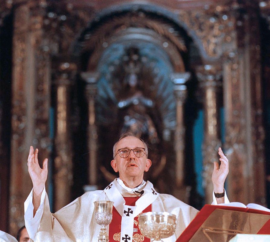 El cardenal argentino Jorge Mario Bergoglio celebra la eucaristía en la catedral de Buenos Aires