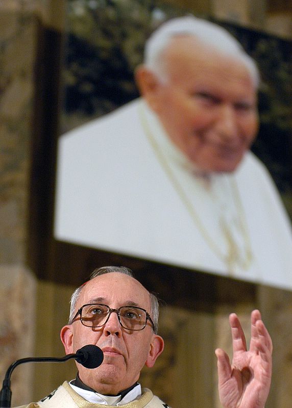 El actual papa Francisco celebra una misa en homenaje al papa Juan Pablo II en la catedral de Buenos Aires