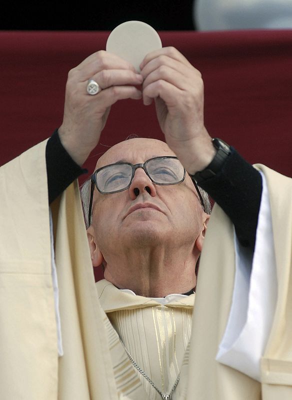 El cardenal Bergoglio consagrando una hostia durante una eucaristía