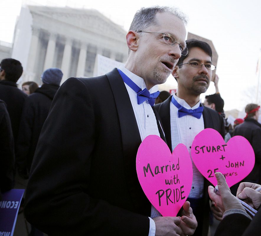 Una pareja homosexual es entrevistada durante la manifestación en apoyo al matrimonio homosexual frente al Tribunal Supremo en Washington, Estados Unidos