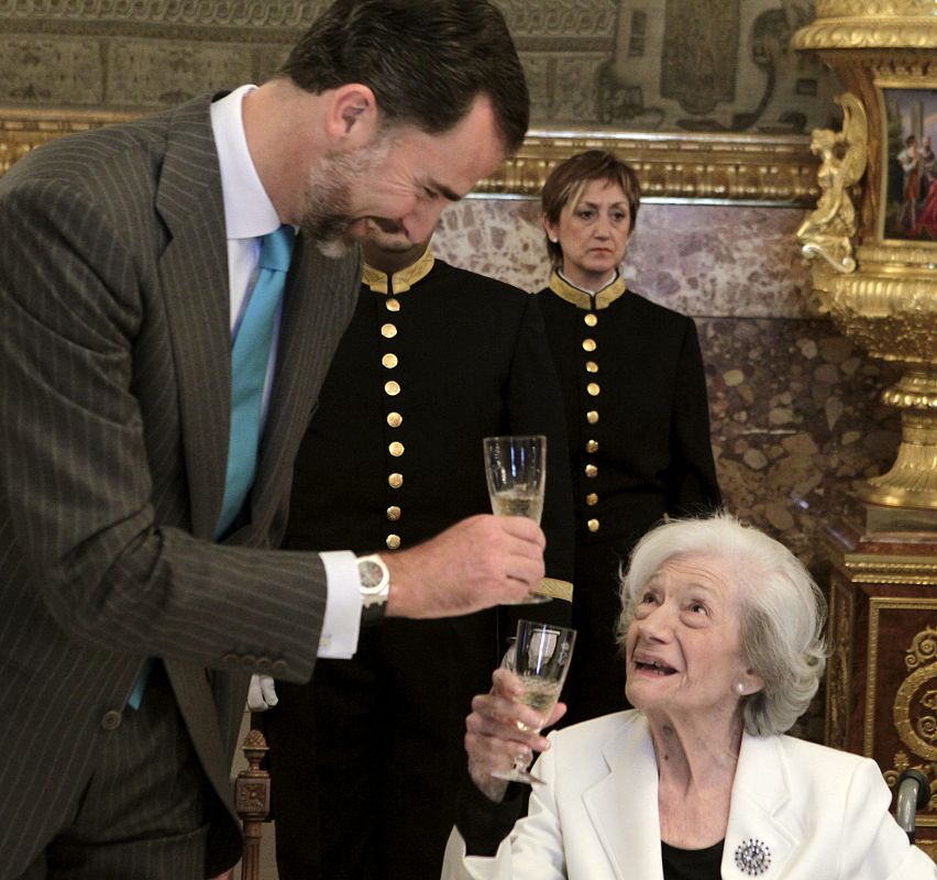 El príncipe Felipe brinda con la escritora Ana María Matute, que recibió el Premio Cervantes 2010