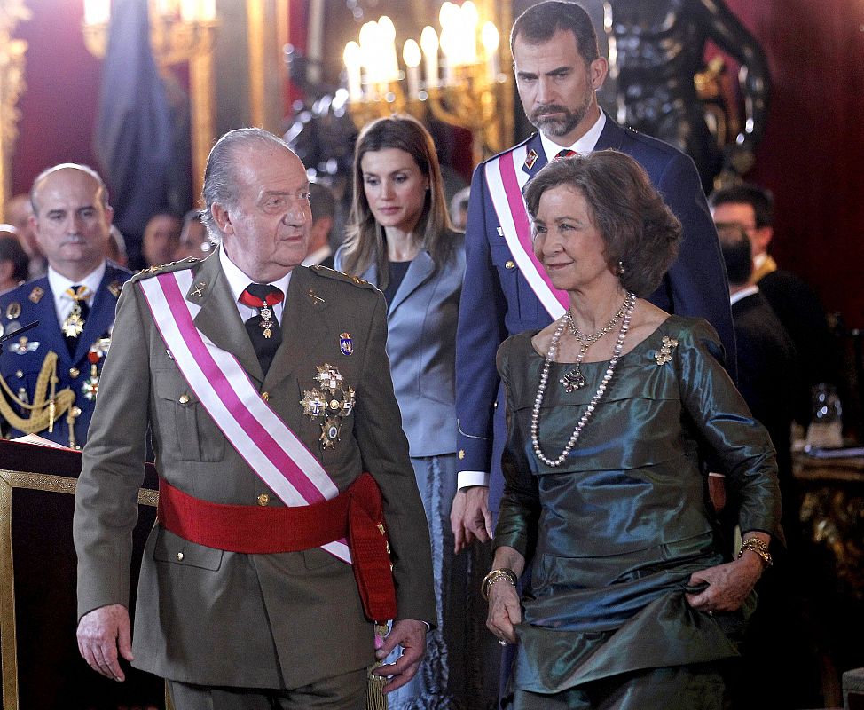 Los reyes de España seguidos de los príncipes de Asturias, en la Pascua Militar de 2011