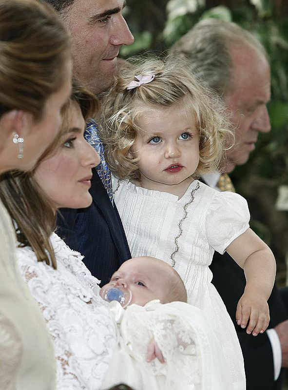 Los príncipes de Asturias posan con sus hijas, las infantas Sofía y Leonor, durante el bautizo de la primera.