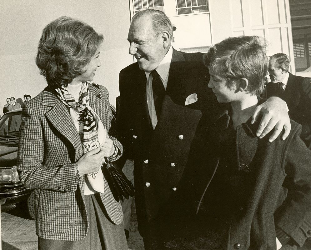 Don Felipe junto a la reina y su abuelo Don Juan en 1980