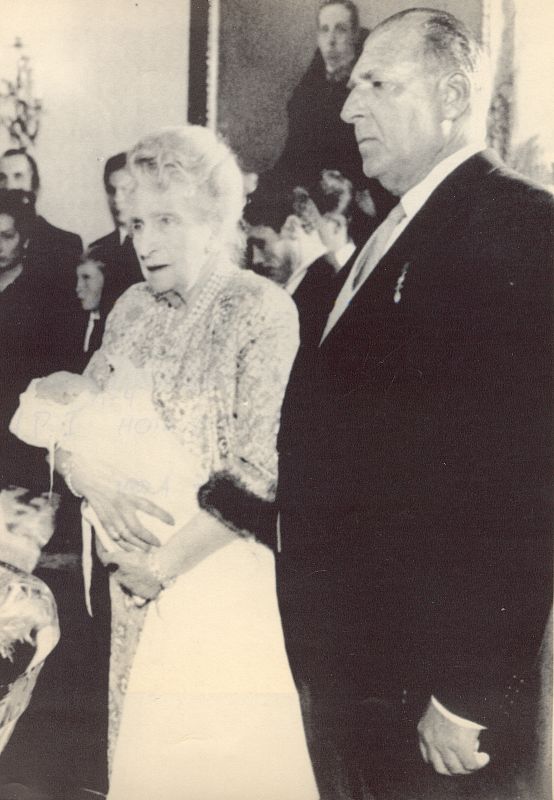 El príncipe Felipe, que nació el 30 de enero de 1968, en brazos de la reina Victoria Eugenia durante su bautizo
