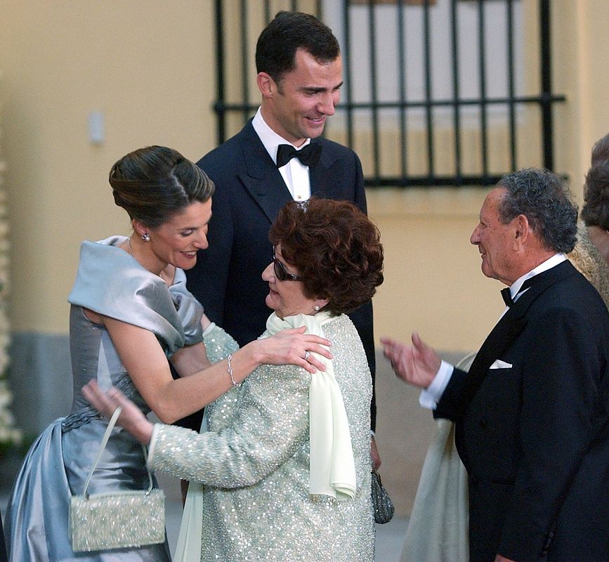 Los abuelos Maternos de Letizia Ortiz, Francisco Rocasolano y Enriqueta Rodríguez saludan a su nieta Letizia y al principe Felipe, en la víspera de su boda.