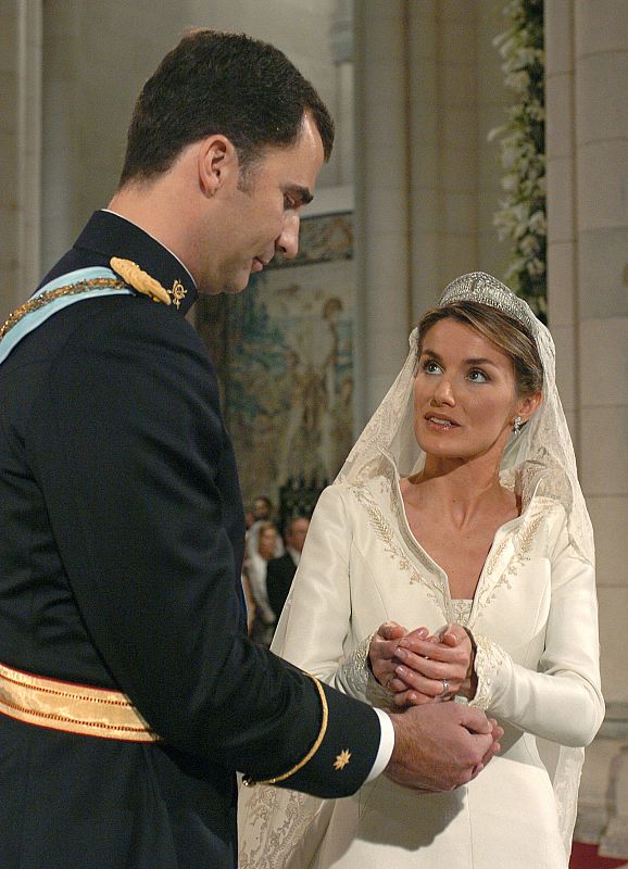 Los príncipes se entregan las arras durante la Boda Real celebrada en la Catedral de La Almudena en Madrid