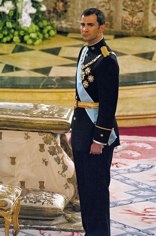 El príncipe Felipe espera junto al altar de la Catedral de La Almudena en Madrid la llegada de su prometida, Letizia Ortiz