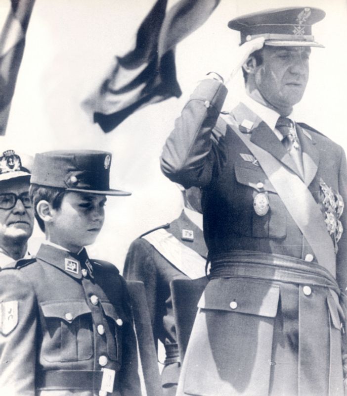 Felipe se convierte en "soldado honorario" del Regimiento Inmemorial número 1 en 1977