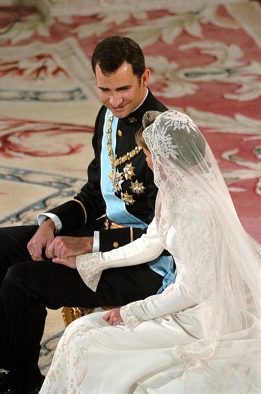 El príncipe de Asturias y Letizia Ortiz se miran en un momento de la ceremonia de su matrimonio