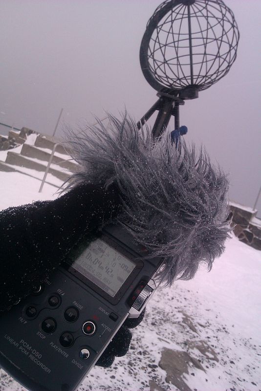 Grabando sonido ambiente junto al monumento del Cabo Norte