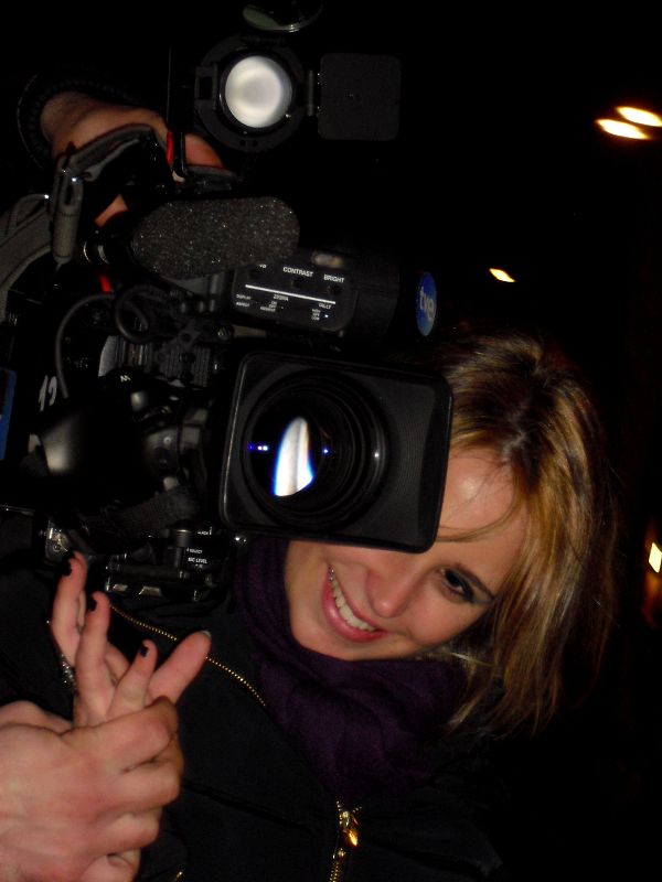 Carla con la cámara del equipo de 'Crónicas'