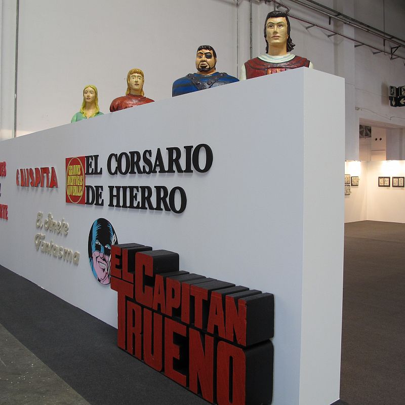 Frontal de la exposición dedicada a Ambrós, con los protagonistas de 'El Capitán Trueno'