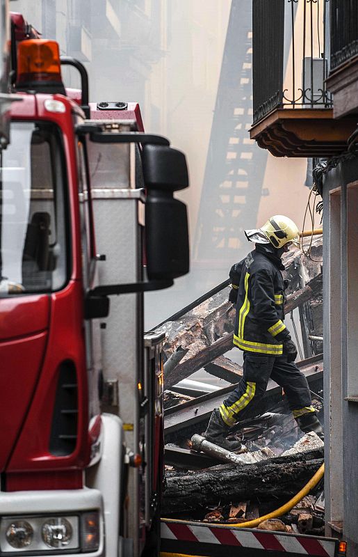 UN INCENDIO EN BERMEO DESALOJA A DECENAS DE VECINOS Y DERRUMBA DOS EDIFICIOS