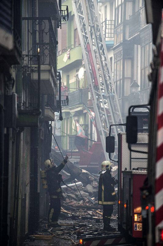 UN INCENDIO EN BERMEO DESALOJA A DECENAS DE VECINOS Y DERRUMBA DOS EDIFICIOS