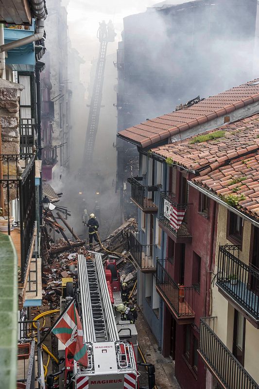 UN INCENDIO EN BERMEO DESALOJA A DECENAS DE VECINOS Y DERRUMBA DOS EDIFICIOS