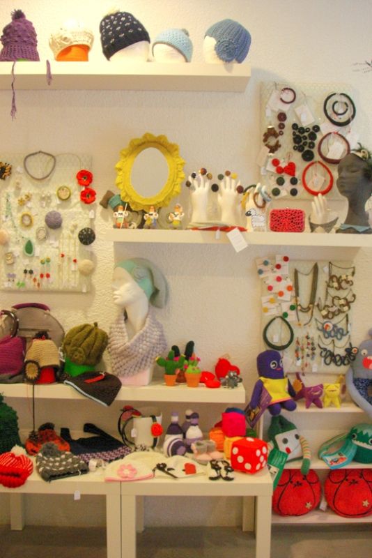 Estanterías con distintos productos de lana en La oveja escocesa.