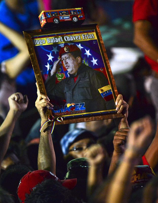 Una fotografía de Chávez en las celebraciones por la victoria de Maduro