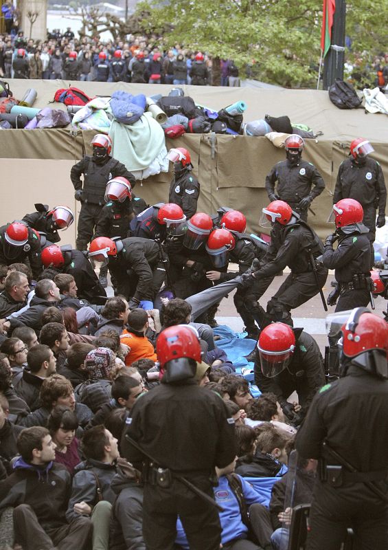 LA ERTZAINTZA ARRESTA A LOS CONDENADOS DE SEGI EN UNA TENSA Y LARGA OPERACIÓN