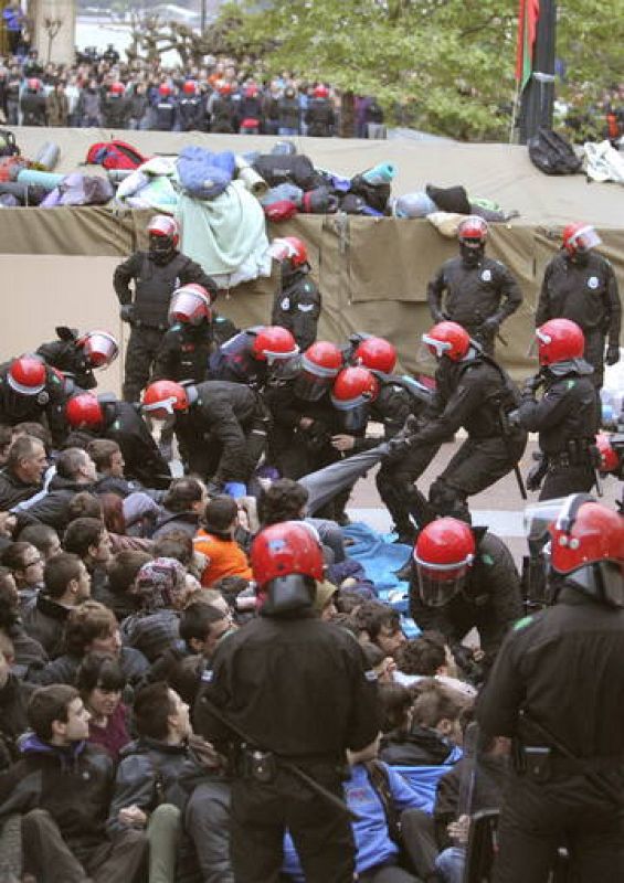 LA ERTZAINTZA ARRESTA A LOS CONDENADOS DE SEGI EN UNA TENSA Y LARGA OPERACIÓN