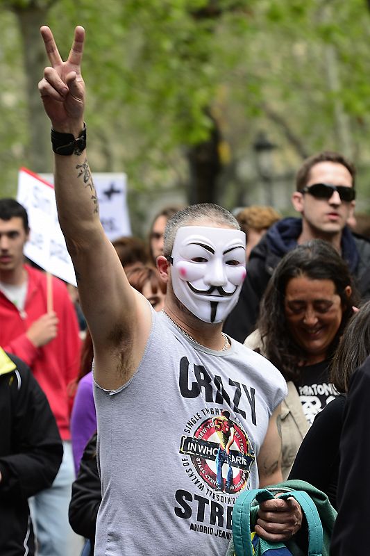 Un manifestante con la careta de Anonymous en la concentración