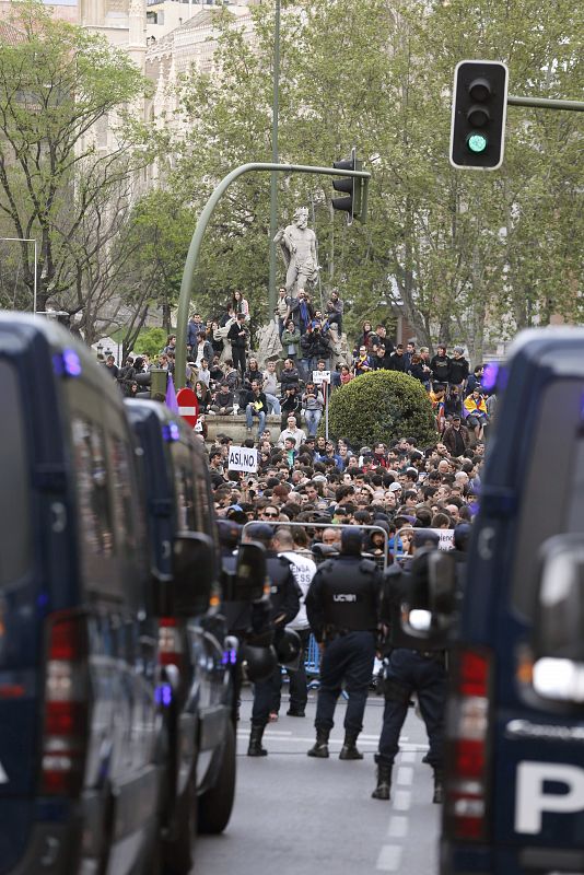Un millar de personas se ha congregado ante un Congreso blindado por la Policía