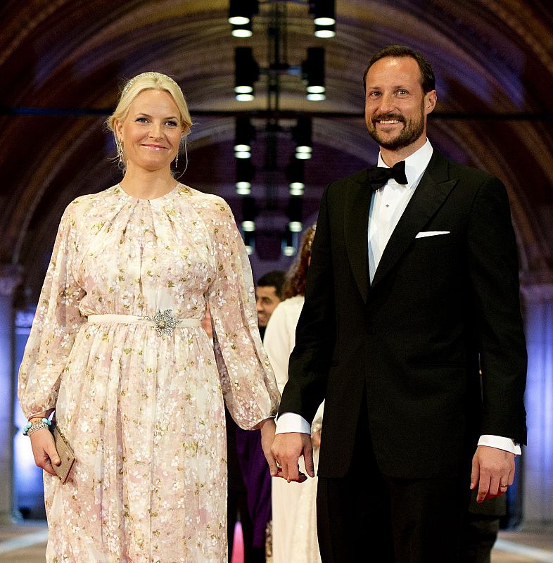 Los príncipes de Noruega, Haakon y Mette-Marit, a su llegada a la cena