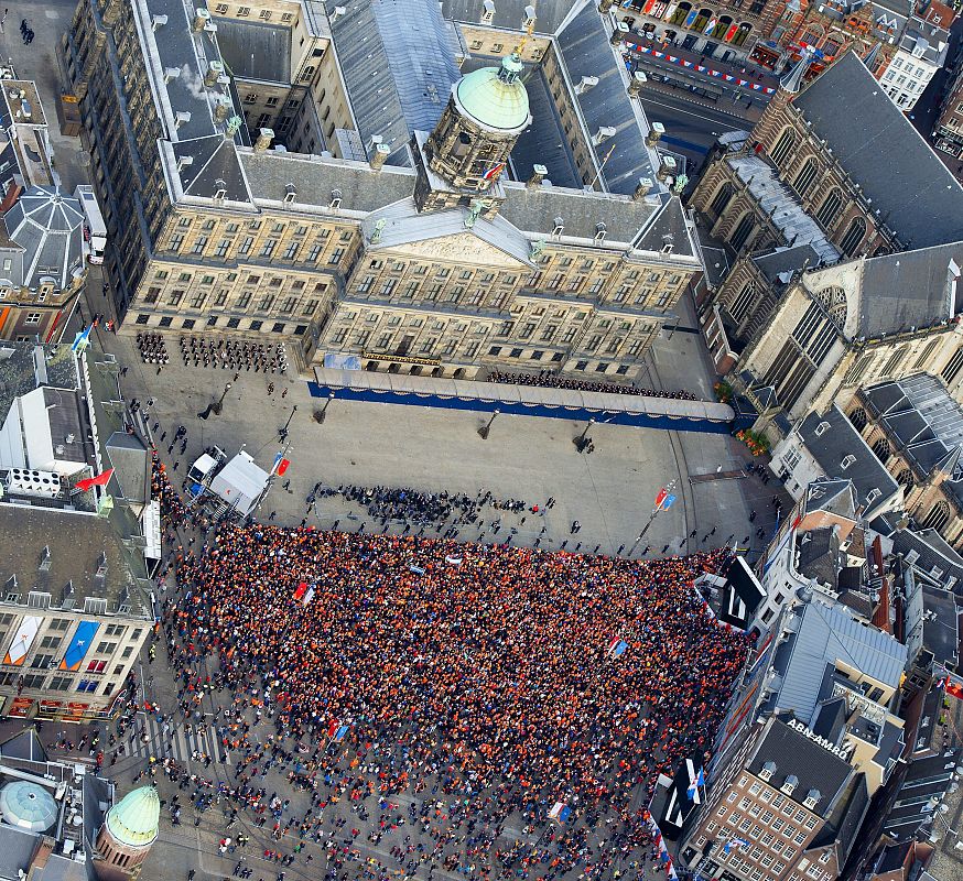 BEATRIZ DE HOLANDA ABDICA EN PRIMOGÉNITO, GUILLERMO-ALEJANDRO, QUE YA ES REY