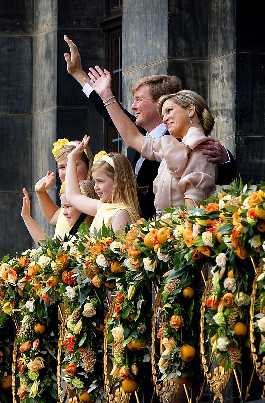 BEATRIZ DE HOLANDA ABDICA EN PRIMOGÉNITO, GUILLERMO-ALEJANDRO, QUE YA ES REY