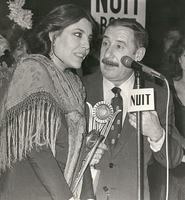 Alfredo Landa con Charo López recibiendo los premios Luis Buñuel.