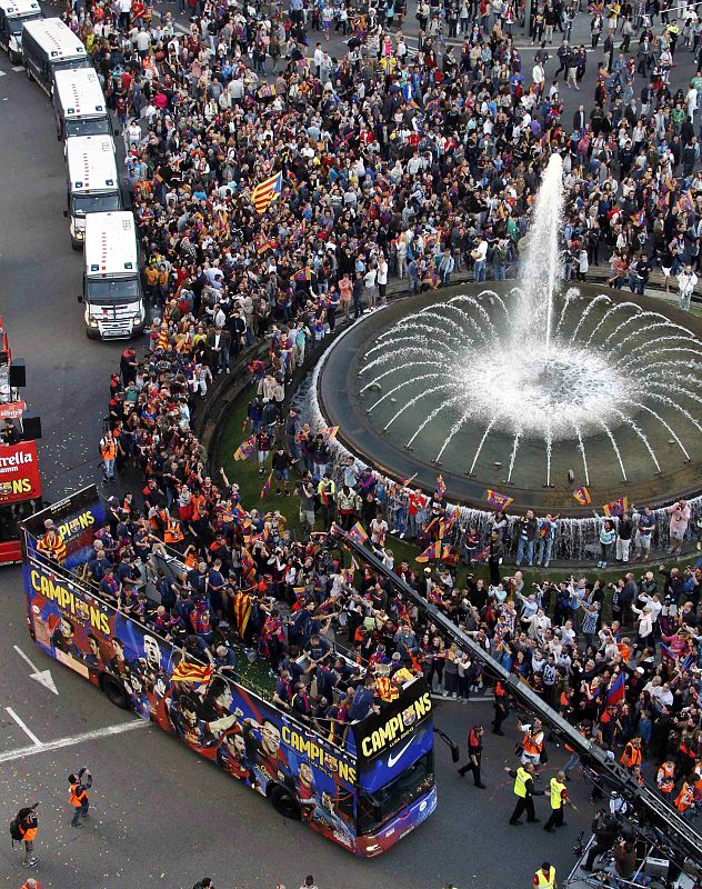 Aficionados del Barcelona alrrededor del bus en el que la plantilla celebra la Liga