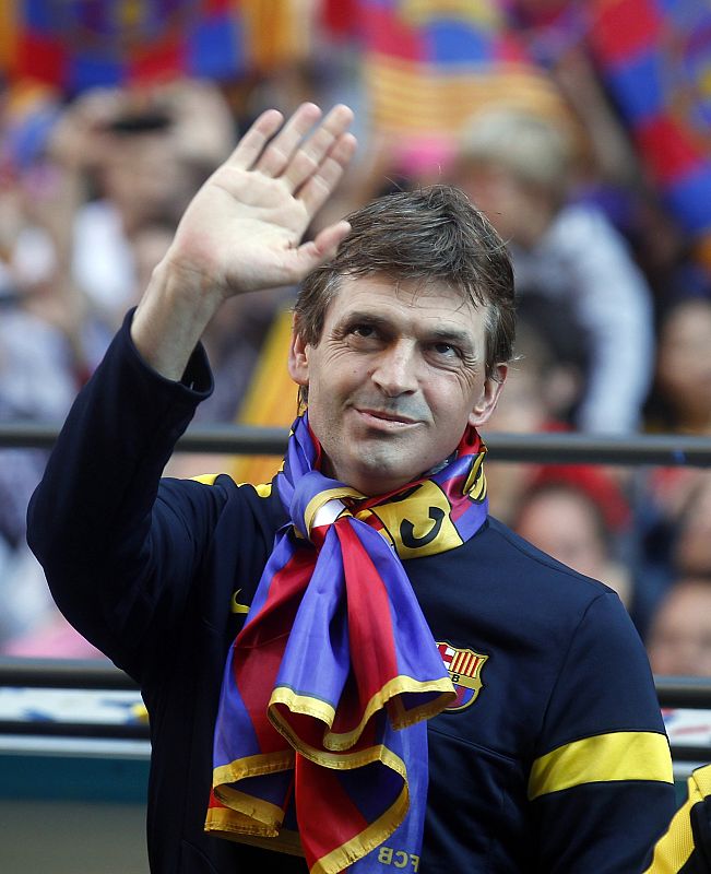 Tito Vilanova, entrenador del Barcelona, saluda a los aficionados